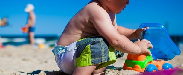 bambino spiaggia gioco mare