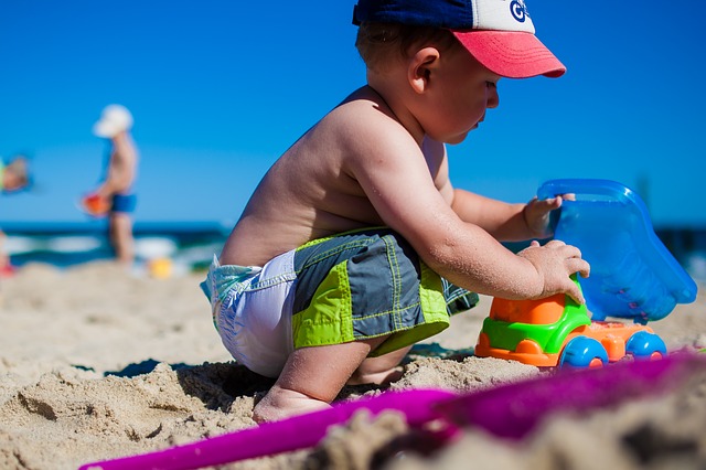 bambino spiaggia gioco mare