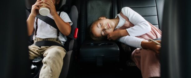 bimbi annoiati durante un viaggio in macchina