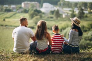 famiglia nel monferrato che guarda il panorama-min