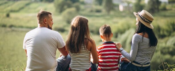 famiglia nel monferrato che guarda il panorama-min
