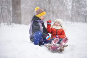 bambini che giocano sulla neve
