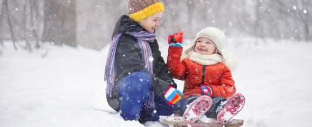 bambini che giocano sulla neve