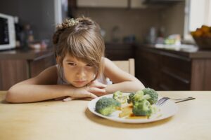 selettività alimentare bambina che si rifiuta di mangiare