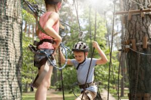 bambini che si divertono in un parco avventura