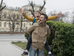 padre e figlio in vacanza che si divertono