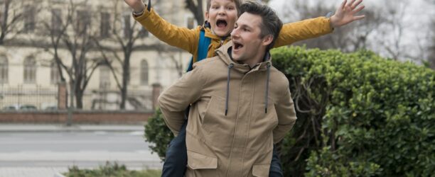 padre e figlio in vacanza che si divertono